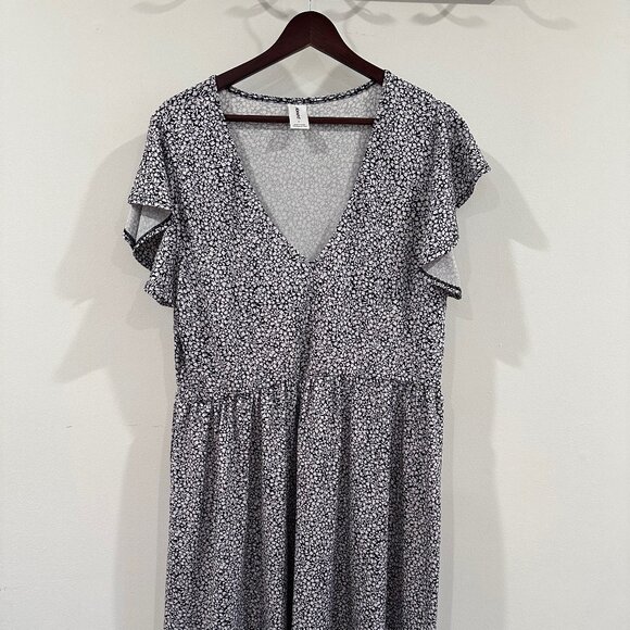 Abound Dresses & Skirts - Abound Black & White Floral Skater Dress - Size Large